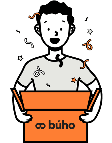 Cliente satistecho abriendo su producto